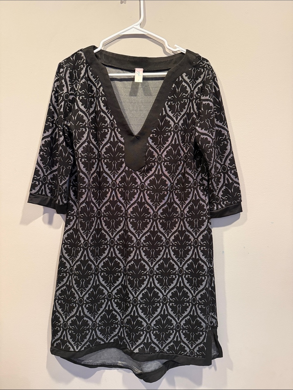 vfish by Vera Fishbaugh Black and Gray Patterned V-Neck Tunic Dress